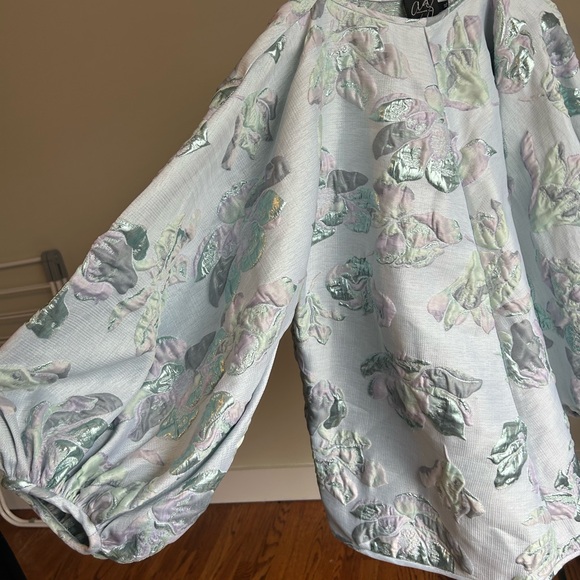 LIKE NEW - gorgeous Arianne Pastel Floral shimmer top - Picture 3 of 10